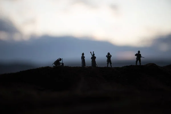 Háborús koncepció. Kreatív kompozíció. Sziluettje a német tábornok a sivatagban. Hadsereg parancsnokok figyelte, hogy a csata. — Stock Fotó