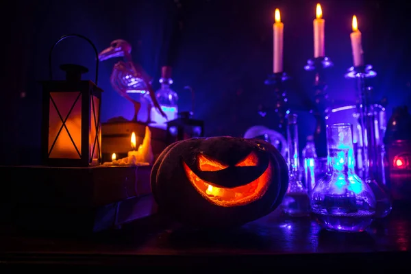 Halloween sfondo still-life con diversi elementi su sfondo scuro sfumato nebbioso. Focus selettivo — Foto Stock