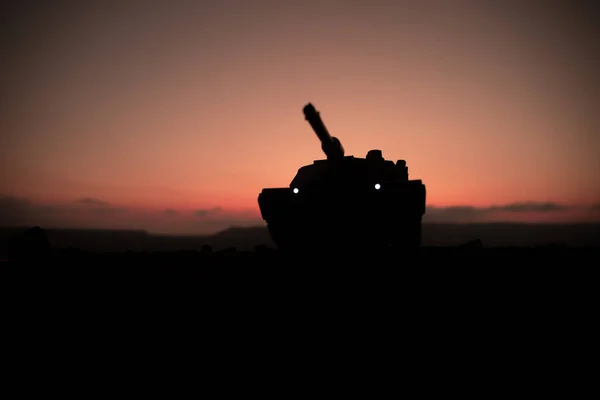 War concept. Gepantserde voertuig silhouet vechten scène op oorlog mist hemel achtergrond. Amerikaanse tank bij zonsondergang. — Stockfoto