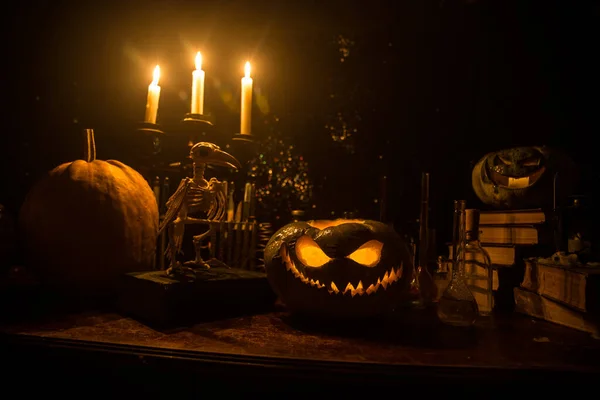 Halloween sfondo still-life con diversi elementi su sfondo scuro sfumato nebbioso. Focus selettivo — Foto Stock