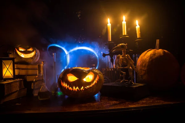 Halloween stilleben baggrund med forskellige elementer på mørk tonet tåget baggrund. Selektivt fokus - Stock-foto