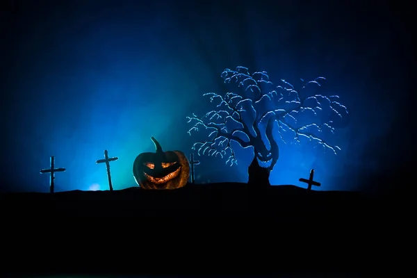 Vista aterradora de zombies en el cementerio árbol muerto, luna, iglesia y cielo nublado espeluznante con niebla, concepto de Halloween Horror con calabaza brillante . —  Fotos de Stock