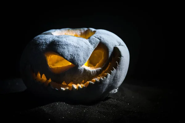 Dynia na Halloween. Tradycyjne dekoracje wakacyjne. Przydatne jako kartka okolicznościowa — Zdjęcie stockowe