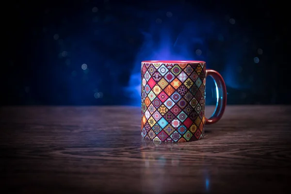 Bonito estilo oriental texturizado xícara de cerâmica de café (ou chá) com fumaça sobre fundo tonificado escuro . — Fotografia de Stock