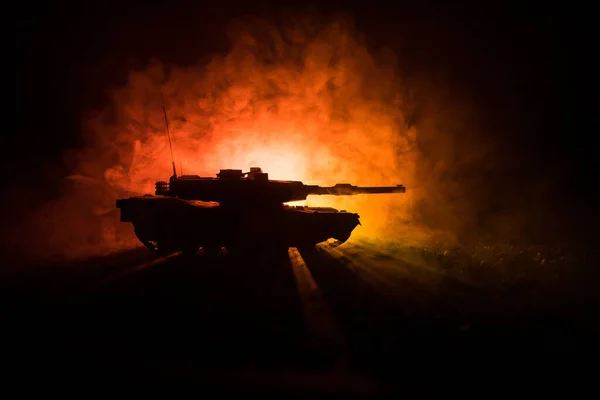 Háborús koncepció. Páncélozott jármű sziluett harci jelenet háborús ködös ég háttér éjjel. Amerikai tank harcra kész. — Stock Fotó