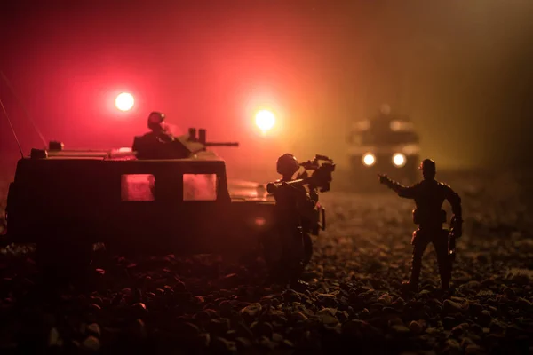 Vojenské policejní auto na slunce pozadí. Armádní koncept války. Silueta obrněné vozidlo s vojáky, připraven k útoku. Dekorace kresby. Selektivní fokus — Stock fotografie
