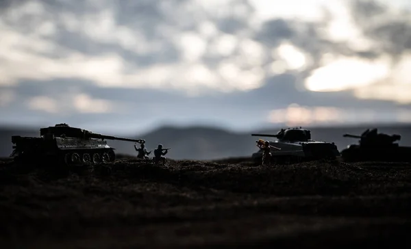 Savaş Konsepti. Savaş sis gökyüzü arka plan üzerinde sahne mücadele Askeri siluetler, Gece Bulutlu Skyline Altında Dünya Savaşı Alman Tankları Siluetler. Saldırı sahnesi. — Stok fotoğraf