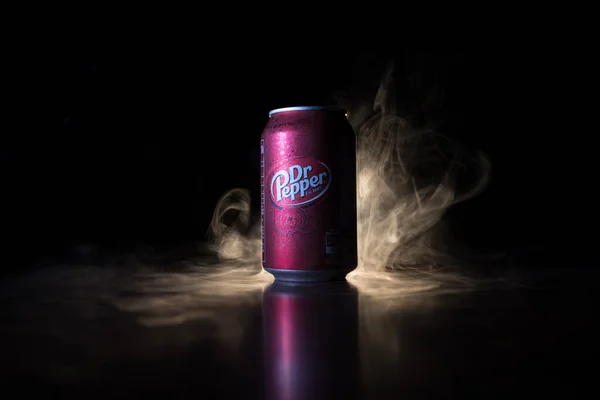 Baku, Azerbajdzsán-szeptember 15, 2019: lehet Dr. Pepper üdítőital a sötét tónusú ködös háttérben fény. Dr. Pepper egy üdítőital forgalmazott, mint egy egyedi íz. — Stock Fotó