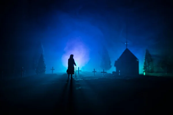 Egy utcai, egy régi európai temetőből, a holdfényes éjszakában sétáló diffúz entitások — Stock Fotó