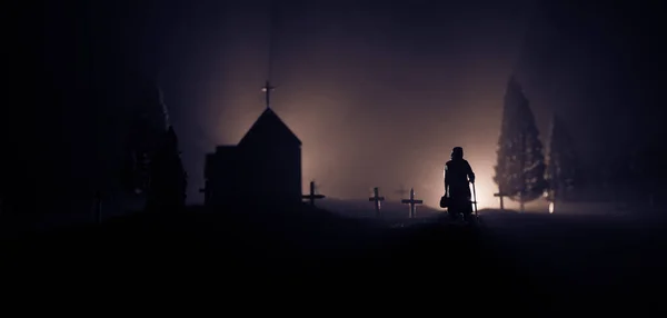 Дифузні особи ходьба по вулиці від старого Європейського кладовища в Місячна ніч — стокове фото