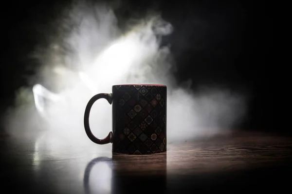 Güzel doğu tarzı dokulu seramik fincan kahve (veya çay) koyu tonda arka plan üzerinde duman ile. — Stok fotoğraf