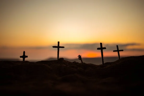 Silueta některých zombie na hřbitov chodí při západu slunce. Selektivní fokus — Stock fotografie