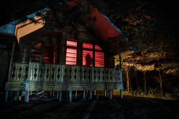 Старый дом с призраком в лесу ночью или заброшенный Дом с привидениями в тумане. Старое мистическое здание в мертвом лесу. Деревья ночью с луной. Сюрреалистичный свет. Концепция Хэллоуина ужасов — стоковое фото
