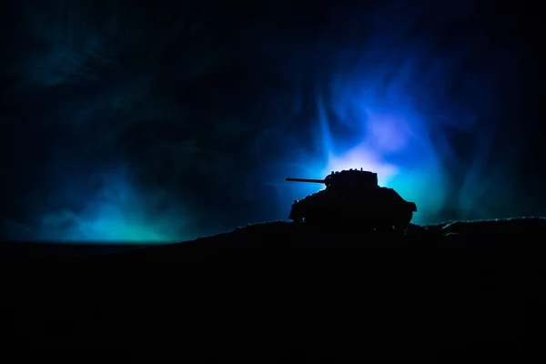 Concepto de guerra. Siluetas militares peleando escena en el fondo del cielo niebla de guerra, silueta de vehículo blindado debajo de Cloudy Skyline Por la noche. Escena de ataque. Batalla de tanques . — Foto de Stock