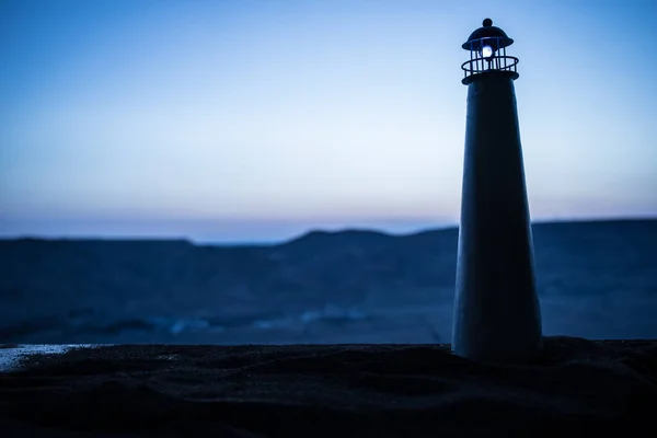 Wunderschöne Landschaft bei Sonnenuntergang mit einem alten Leuchtturm — Stockfoto