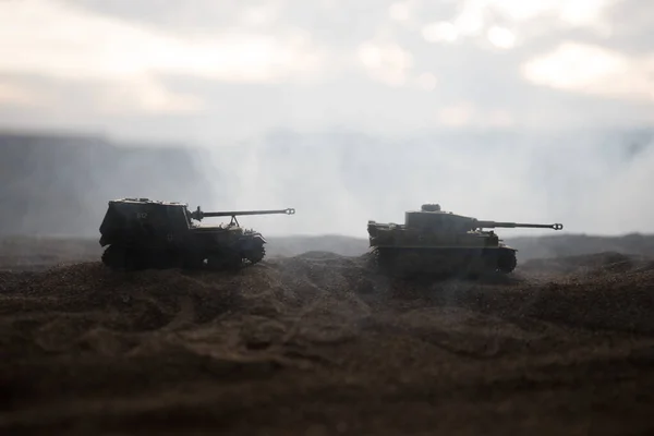 战争概念。军事剪影战斗场景在战争雾天空背景，二战德国坦克剪影下多云天际线在夜间。攻击场景. — 图库照片