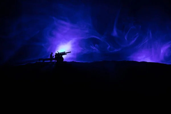 Conceito de Guerra. silhuetas militares cena de luta no fundo do céu nevoeiro guerra, tanques alemães da guerra mundial silhuetas abaixo do céu nublado à noite. Cena de ataque. Veículos blindados e infantaria . — Fotografia de Stock