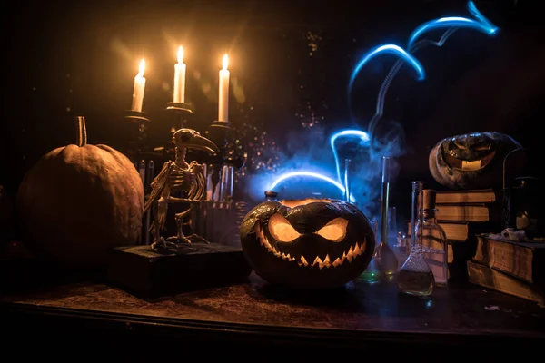 Fondo de bodegón de Halloween con diferentes elementos sobre fondo nebuloso tonificado oscuro. Enfoque selectivo — Foto de Stock