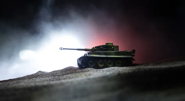Válečný koncept. Vojenské siluety bojující s scénou na pozadí válečné mlhy, siluetu obrněného vozu pod mračnou Skyline v noci. Útočná scéna. Bitva o tanky. — Stock fotografie