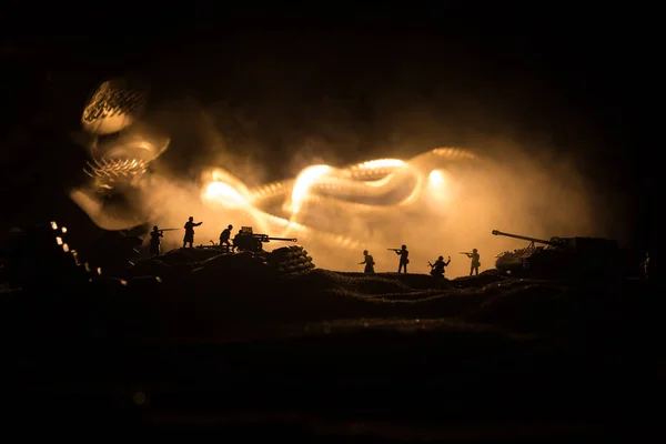 Πολεμική ιδέα. Στρατιωτικές σιλουέτες αγωνίζονται σκηνή στον πόλεμο ομίχλη ουρανό φόντο, παγκόσμιος πόλεμος Γερμανικά άρματα φιγούρες κάτω από συννεφιασμένο ορίζοντα τη νύχτα. Σκηνή επίθεσης. Τεθωρακισμένα οχήματα και πεζικό. — Φωτογραφία Αρχείου