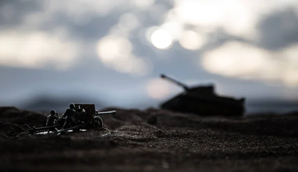 Concept de guerre. Silhouettes militaires scène de combat sur fond de brouillard de guerre ciel, Réservoirs allemands de la guerre mondiale Silhouettes ci-dessous ciel nuageux La nuit. Scène d'attaque . — Photo