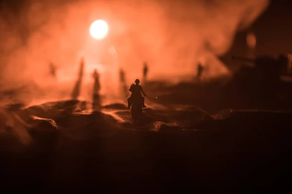Офицер Мировой Войны (или воин) всадник на коне с мечом, готовым к бою, и солдаты на темном туманном фоне. Поле битвы бойцов . — стоковое фото