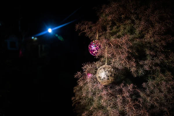 Decoração de Natal e Ano Novo no ramo de pinheiros com luzes no fundo à noite ao ar livre. Conceito de férias de inverno . — Fotografia de Stock