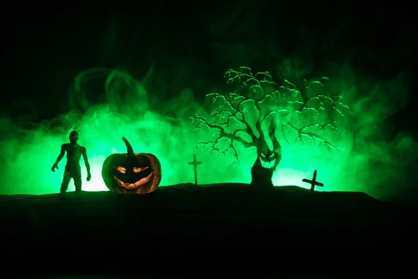 Vista aterradora de zombies en el cementerio árbol muerto, luna, iglesia y cielo nublado espeluznante con niebla, concepto de Halloween Horror con calabaza brillante . — Foto de Stock