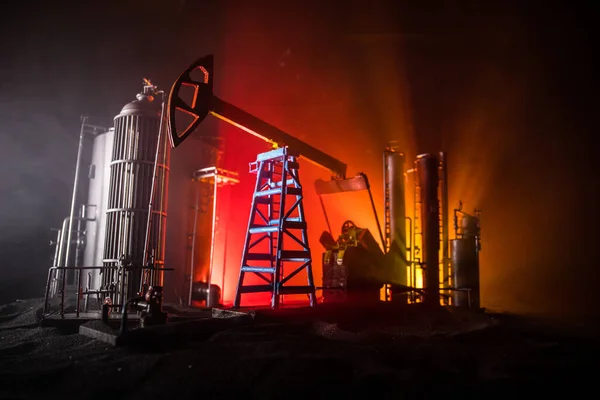 Dekoracja dzieł sztuki. Pompy oleju i platformy wiertnicze energii maszyn przemysłowych do ropy naftowej w nocy z mgły i podświetlenia. Fabryka rafinacji ropy. Koncepcja energetyczna. Skupienie selektywne — Zdjęcie stockowe