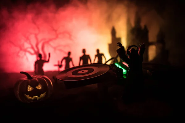 Ijesztő kilátás a zombik a temetőben halott fa, a Hold, a templom és a kísérteties felhős ég, köd, Horror Halloween koncepció. Tónusú — Stock Fotó