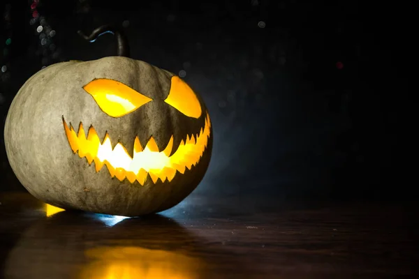 Halloween tök mosoly és ijesztő szemek fél éjszakát. Közeli kilátás ijesztő Halloween tököt szemmel ragyogó belül fekete háttér — Stock Fotó