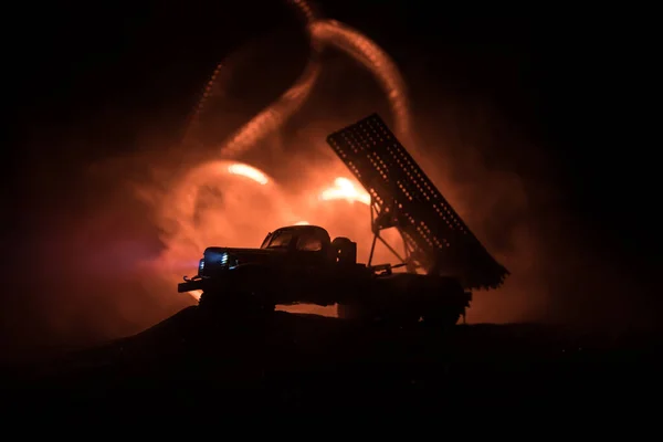 Lanzamiento de cohetes con nubes de fuego. Escena de batalla con misiles cohete con ojiva apuntada al cielo sombrío por la noche. Lanzacohetes soviéticos sobre fondo de guerra . — Foto de Stock