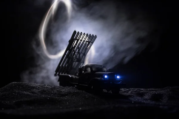 Raketový člun s mraky ohně. Bitevní scéna s raketovými raketami s Warheadovou zaměřeným na pochmurný nebe v noci. Sovětský raketomet na válečné pozadí. — Stock fotografie
