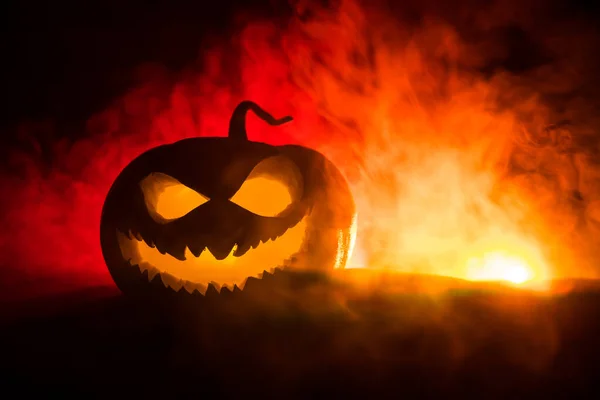 Halloween tök mosoly és ijesztő szemek fél éjszakát. Közeli kilátás ijesztő Halloween tököt szemmel ragyogó belül fekete háttér. — Stock Fotó