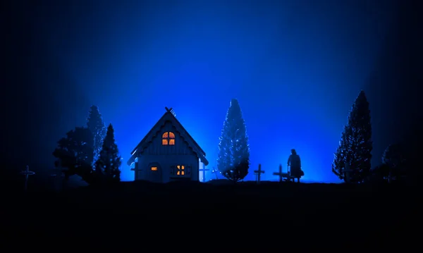 Entità diffuse che camminano per strada da un vecchio cimitero europeo nella notte al chiaro di luna — Foto Stock