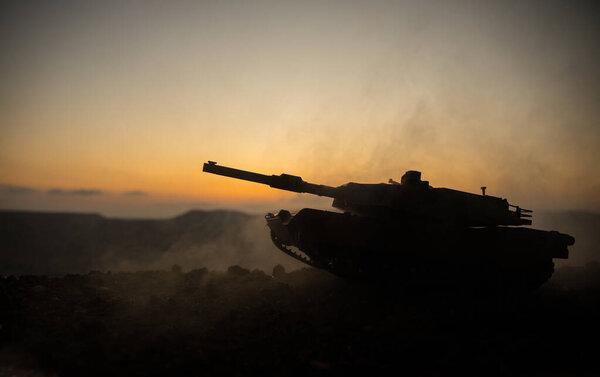 Conceito de Guerra. Veículo blindado silhueta cena de luta no fundo do céu nevoeiro guerra. Tanque americano ao pôr-do-sol . — Fotografia de Stock