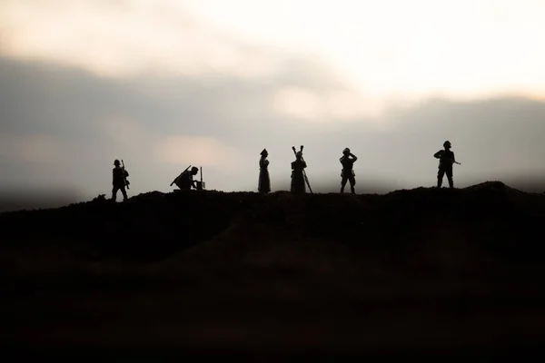 Concept de guerre. Composition créative. Silhouette du général allemand dans le désert. Commandants de l'armée regardant la bataille . — Photo