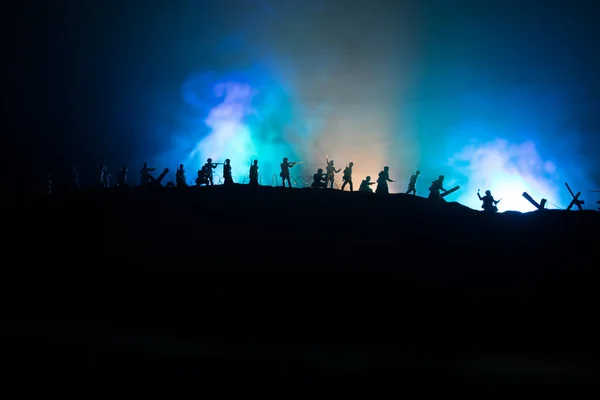 War Concept. Military silhouettes fighting scene on war fog sky background, World War German Tanks Silhouettes Below Cloudy Skyline At night. Attack scene. Armored vehicles and infantry. — Stock Photo, Image