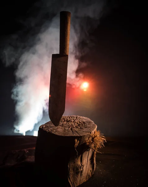 Tema de Halloween assustador com arma assassina maníaca. Conceito de horror — Fotografia de Stock