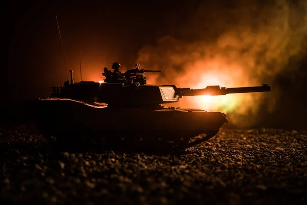 Oorlogsconcept. Gepantserde voertuig silhouet vechtscène op oorlog mistige lucht achtergrond 's nachts. Amerikaanse tank klaar om te vechten. — Stockfoto