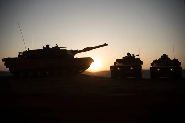 Militärpatrouillenwagen im Hintergrund des Sonnenuntergangs. Heereskriegskonzept. Silhouette eines gepanzerten Fahrzeugs mit angriffsbereiten Soldaten. Kunstwerk Dekoration. Selektiver Fokus — Stockfoto