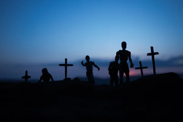 Sziluett néhány zombik a temetőben napnyugtakor sétálni. Szelektív összpontosít — Stock Fotó