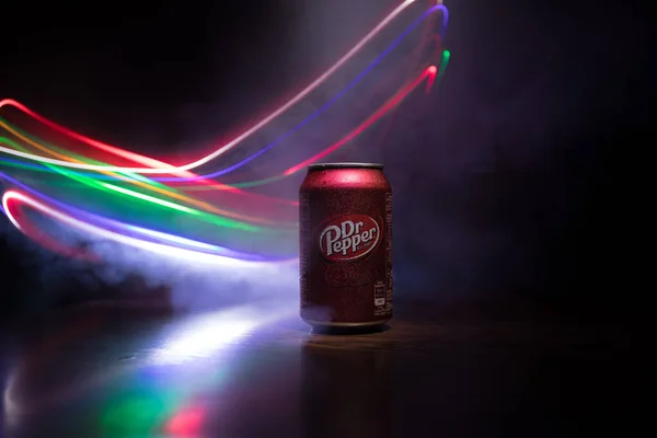 Baku, Azerbajdzjan-september 15, 2019: kan Dr Pepper läsk på mörkt tonas dimmigt bakgrund med ljus. Dr Pepper är en läskedryck som marknadsförs som en unik smak. — Stockfoto