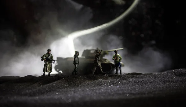 Scène de bataille. Silhouettes militaires combattant scène sur fond de brouillard de guerre ciel. Un soldat allemand leva les armes pour se rendre. Soldats jouets en plastique avec des armes faisant prisonnier le soldat ennemi . — Photo