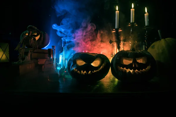 Halloween martwa natura tło z różnymi elementami na ciemnym stonowanym tle mgliste. Skupienie selektywne — Zdjęcie stockowe