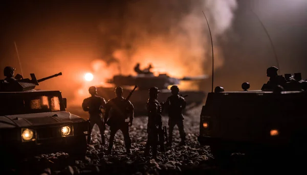 Στρατιωτική περιπολικό σε φόντο ηλιοβασίλεμα. Στρατός πόλεμο αντίληψη. Σιλουέτα του θωρακισμένο όχημα με στρατιώτες έτοιμοι να επιτεθούν. Διακόσμηση τέχνης. Επιλεκτική εστίαση — Φωτογραφία Αρχείου