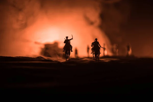 戦いの準備ができて剣を持つ馬に世界戦争将校(または戦士)ライダーと暗い霧のトーンの背景に兵士。戦闘兵士の戦闘シーン戦場. — ストック写真