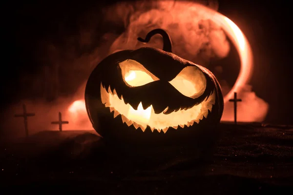 Sonrisa de calabaza de Halloween y ojos aterradores para la noche de fiesta. Vista de cerca de la aterradora calabaza de Halloween con los ojos brillando en el interior en el fondo negro . — Foto de Stock