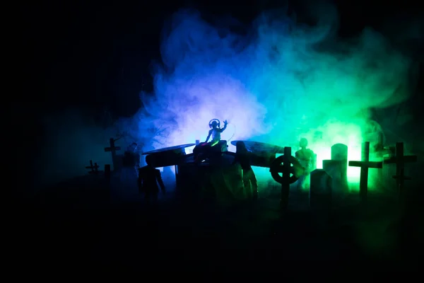 Vista spaventosa di zombie al cimitero albero morto, luna, chiesa e cielo nuvoloso spettrale con nebbia, concetto di Halloween Horror. Tonica — Foto Stock