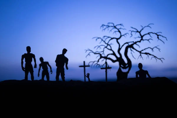 剪影一些僵尸在墓地走在日落。选择性聚焦 — 图库照片
